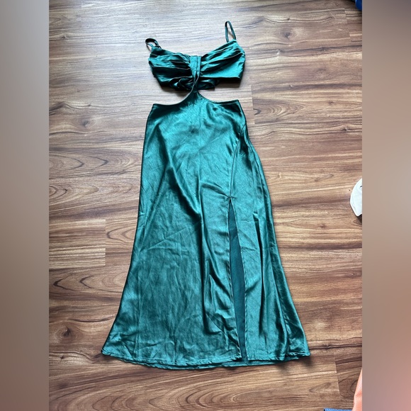 Green Cutout Beat Drop Midi Dress - Picture 3 of 7